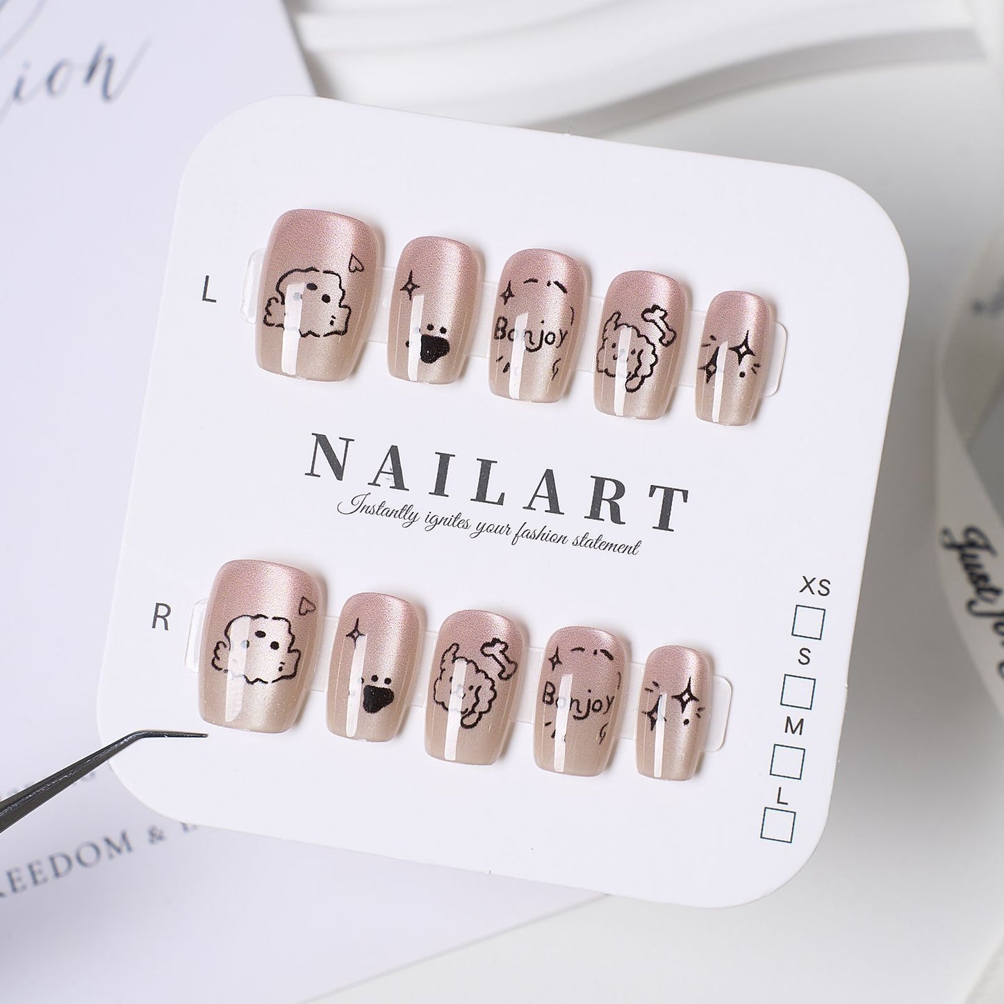 Künstlerisches Stiletto Press-On Nail Set mit floralen Verzierungen Brehn