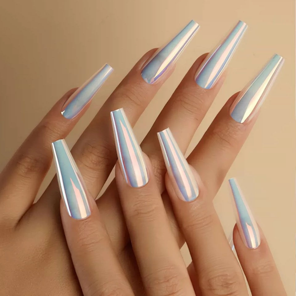 Künstliche Nagelspitzen mit holografischem Design Brehn
