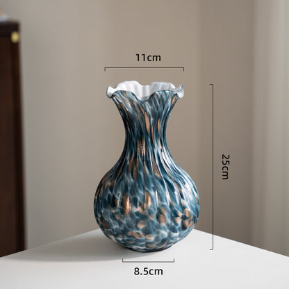 Mouthblown Skulpturale Gerippte Glaskugelvase mit Rüschenausschnitt Brehn