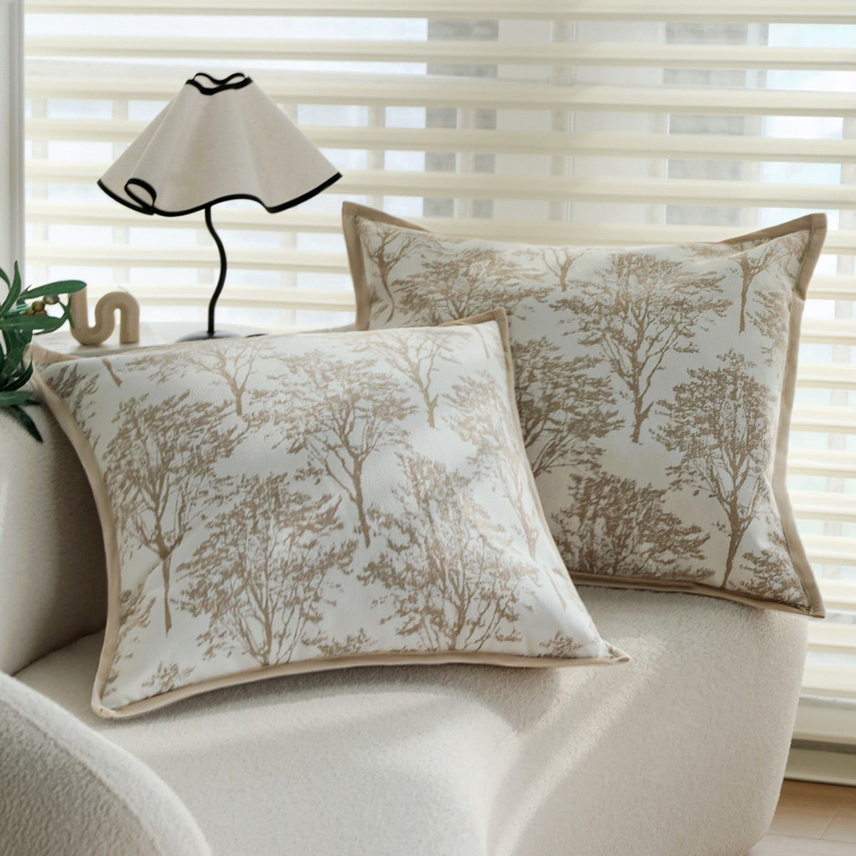Quadratischer Zierkissenbezug mit feinem Waldmuster‑Jacquard und Samt-Keder Brehn