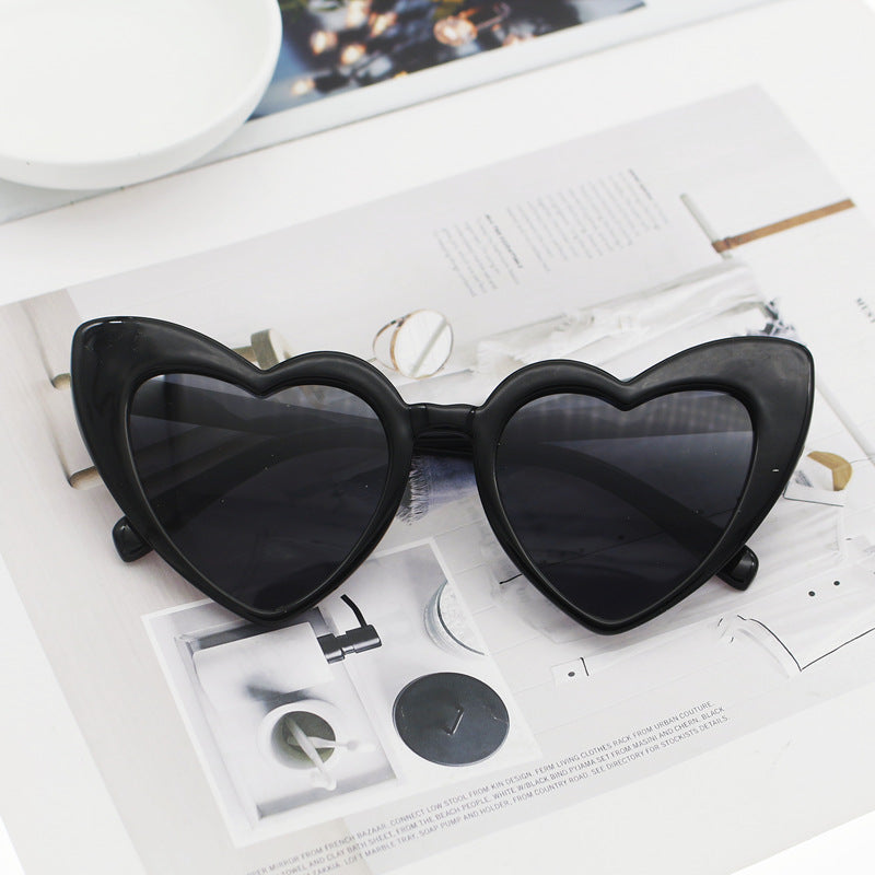 Damen Herzförmige Sonnenbrille mit glitzerndem Rahmen Brehn
