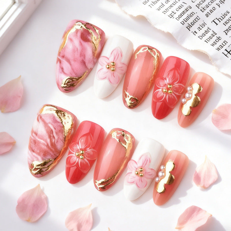 Kunstvolle Nagelspitzen mit floralem Touch Brehn