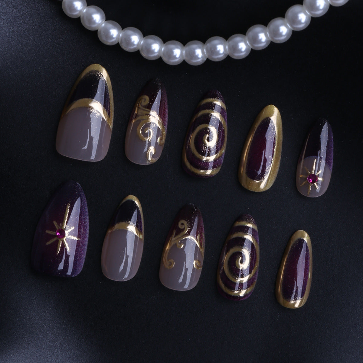 Elegante Kunstnägel mit Luxuriösem Gold-Design Brehn