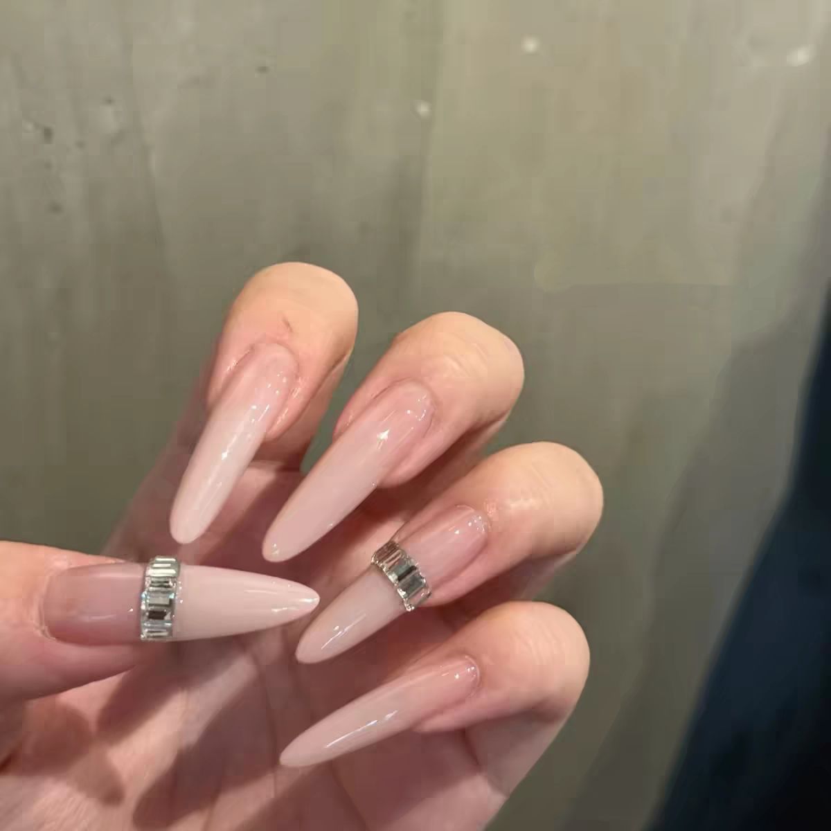 Elegante Stiletto-Nagelverlängerungen mit Kristallakzenten