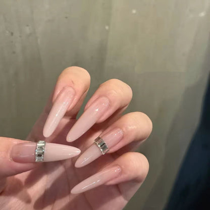 Elegante Stiletto-Nagelverlängerungen mit Kristallakzenten