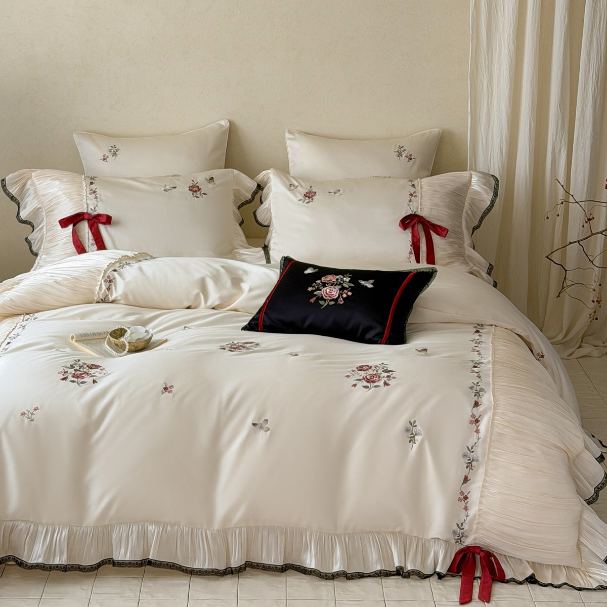 Exquisites Baumwollsatin-Bettwäsche-Set mit floraler Stickerei, Plisseevolant und Zierschleifen