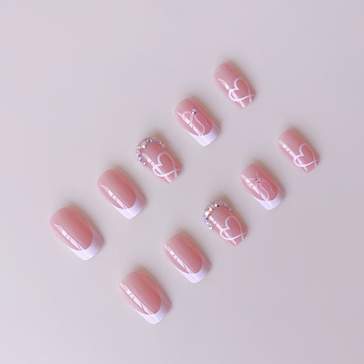 Elegantes Nagelkunst-Set mit Herzmotiven und Strassdetails Brehn