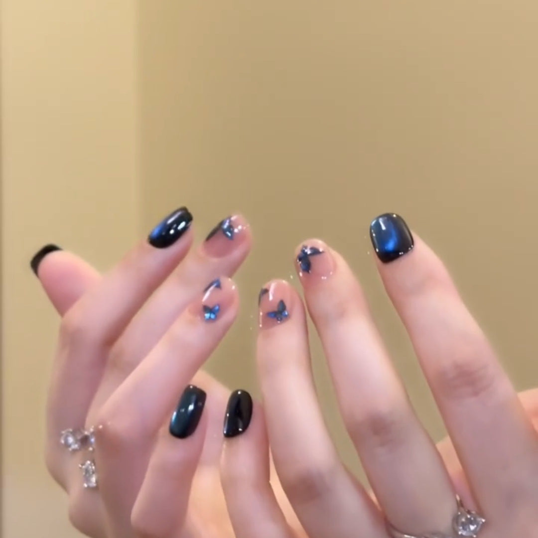 Künstliche Nail Art mit Glitzer und Blumenmotiven Brehn