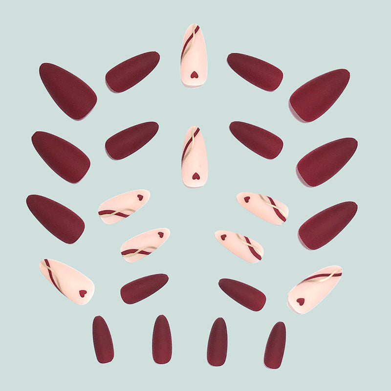 Kunstvolle und elegante Kunstnägel mit Herzverzierungen Brehn