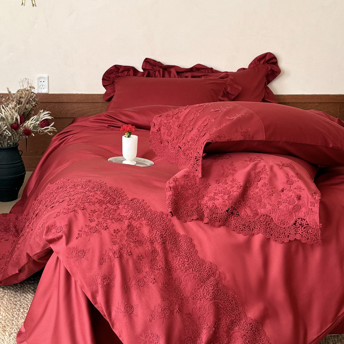 Satin-Bettwäsche-Garnitur mit zarter Spitzenstickerei und Volant Brehn
