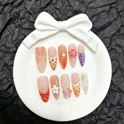 Künstlerisches Press-On-Nagelset mit floralen und dekorativen Akzenten
