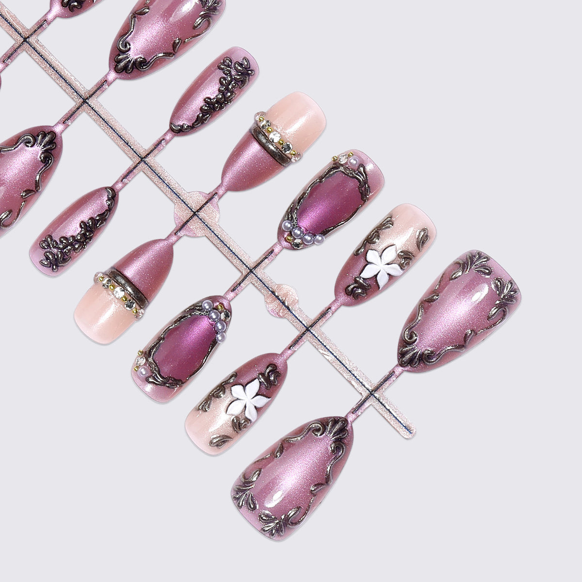 Kunstnagelset mit floralem Design und glamourösen Akzenten Brehn