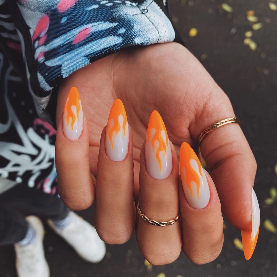 Kunstvolle Nagelverlängerungen mit elegantem Blattmuster Brehn