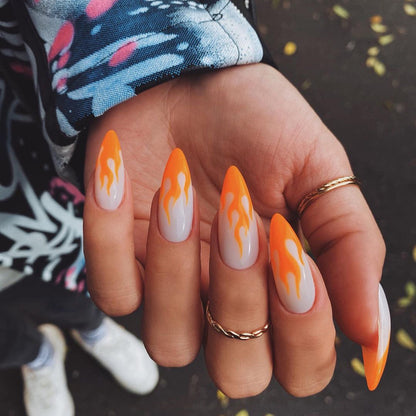 Kunstvolle Nagelverlängerungen mit elegantem Blattmuster Brehn