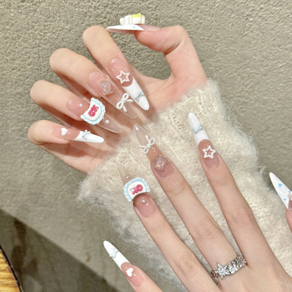 Künstlerisches Press-On Nagelkunstset mit einzigartigen Verzierungen
