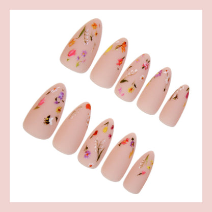 Kunstnagelset mit floralen Akzenten Brehn
