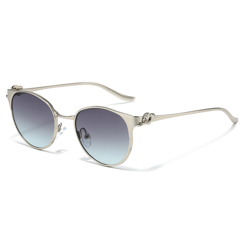 Elegante Cat-Eye-Sonnenbrille mit dekorativen goldenen Akzenten Brehn