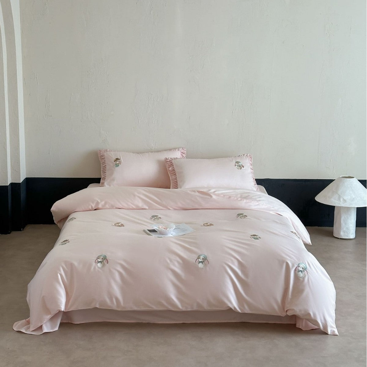 Besticktes Satin Bettwäsche Set mit Rüschenkissenbezügen