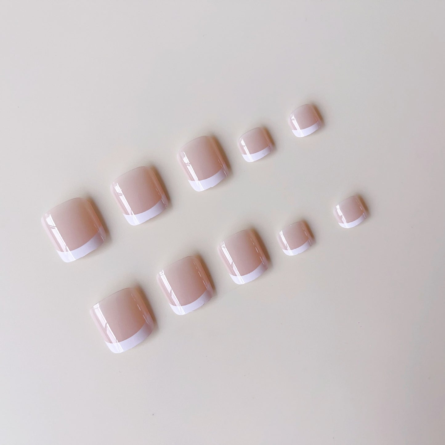 Fußnagelset mit eleganten französischen Spitzen und Glanz Brehn