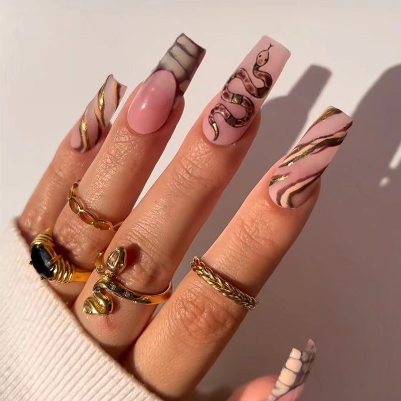 Kunstvolle Nagelkunst mit Schlangenmotiv und Metallic-Elementen Brehn