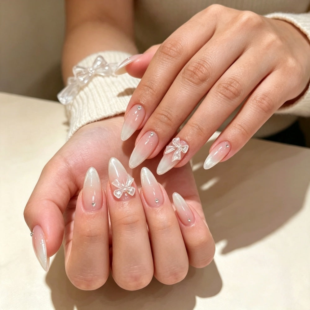 Elegantes Druck-Nagel-Set mit dekorativem Schleifen- und Juwelenakzenten Brehn