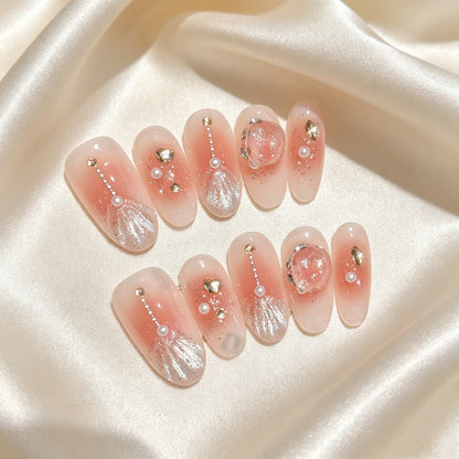 Dekorativer Press-On Nagelkunstset mit glamourösen Perlen- und Goldakzenten