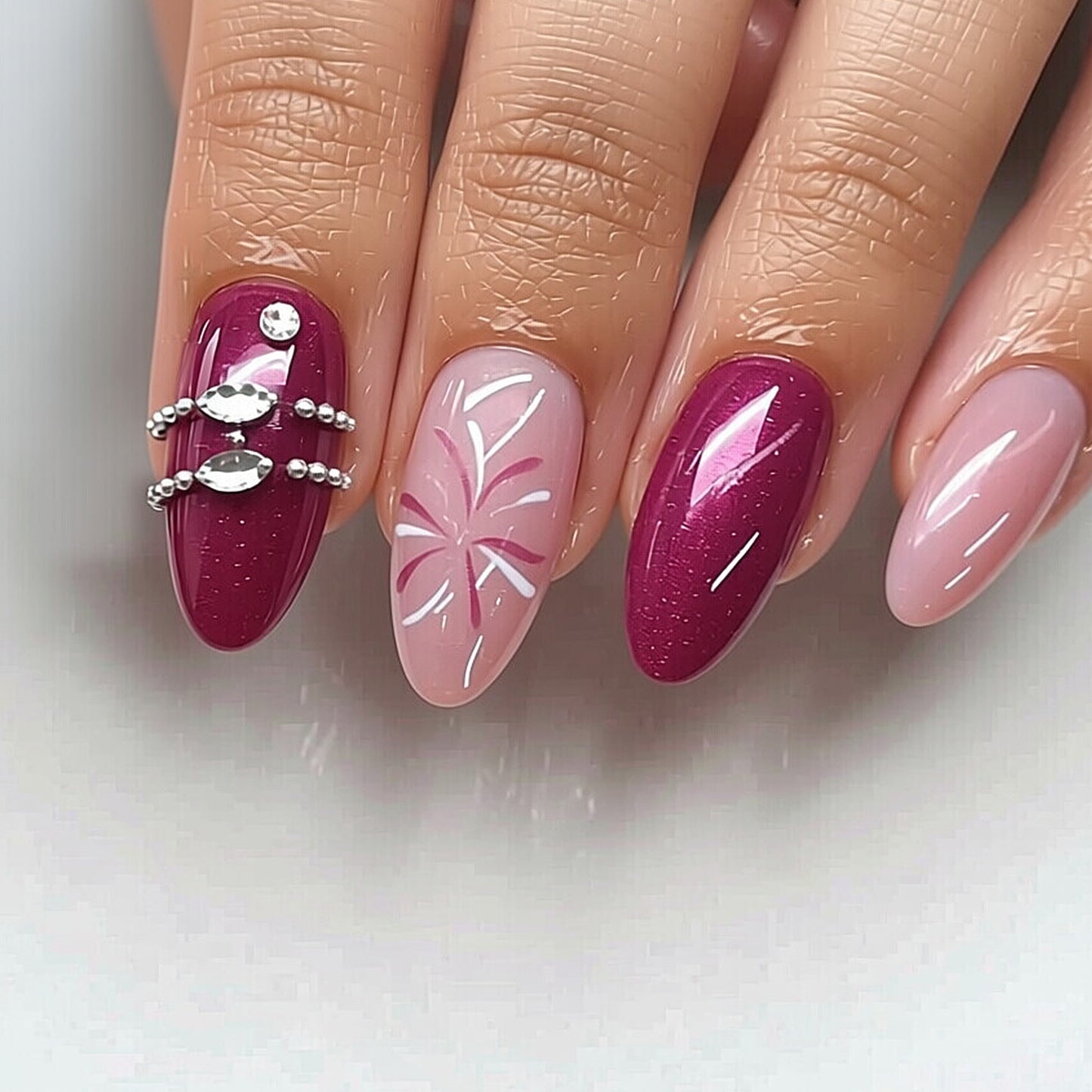 Künstlerisches Press-On-Nagelset mit floralen Mustern und Edelsteinakzenten Brehn