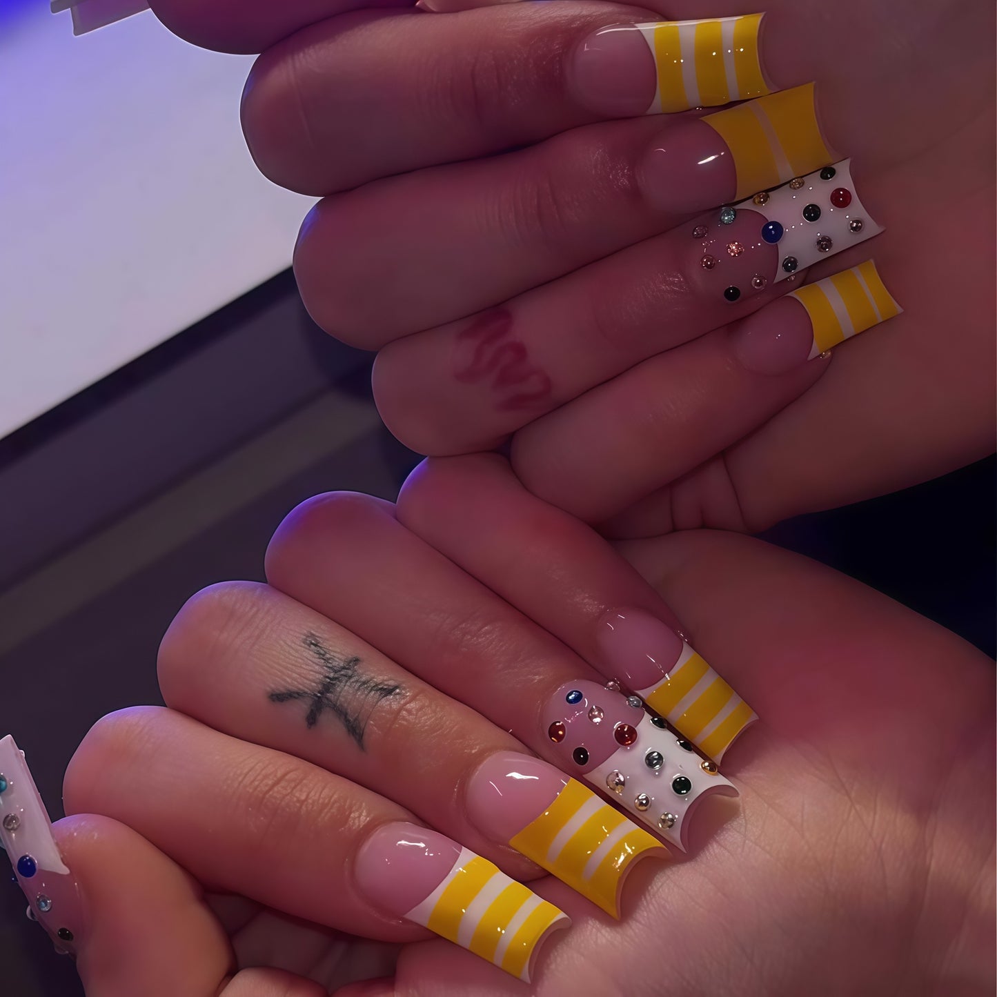 Dekoratives langes Press-On-Nagelset Brehn