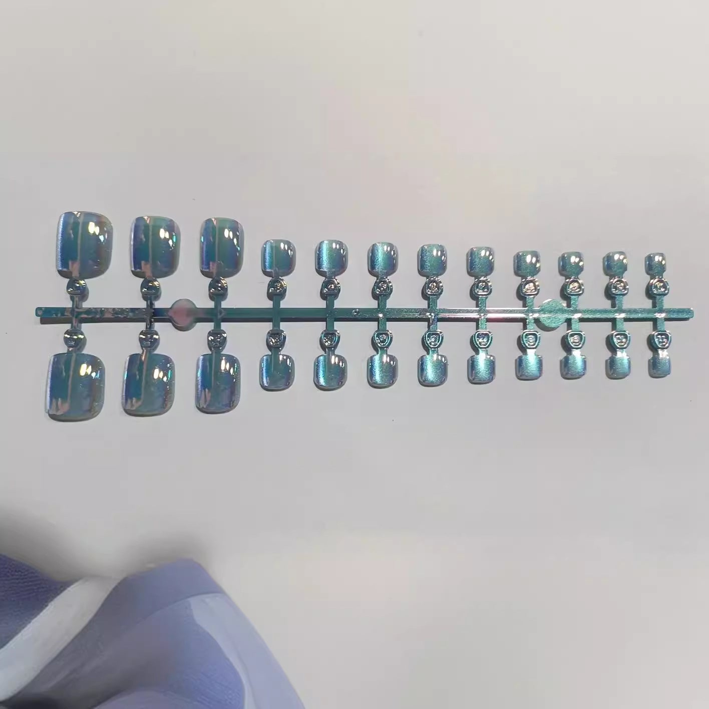 Künstlerisches Press-On-Nagelset mit irisierendem Finish Brehn