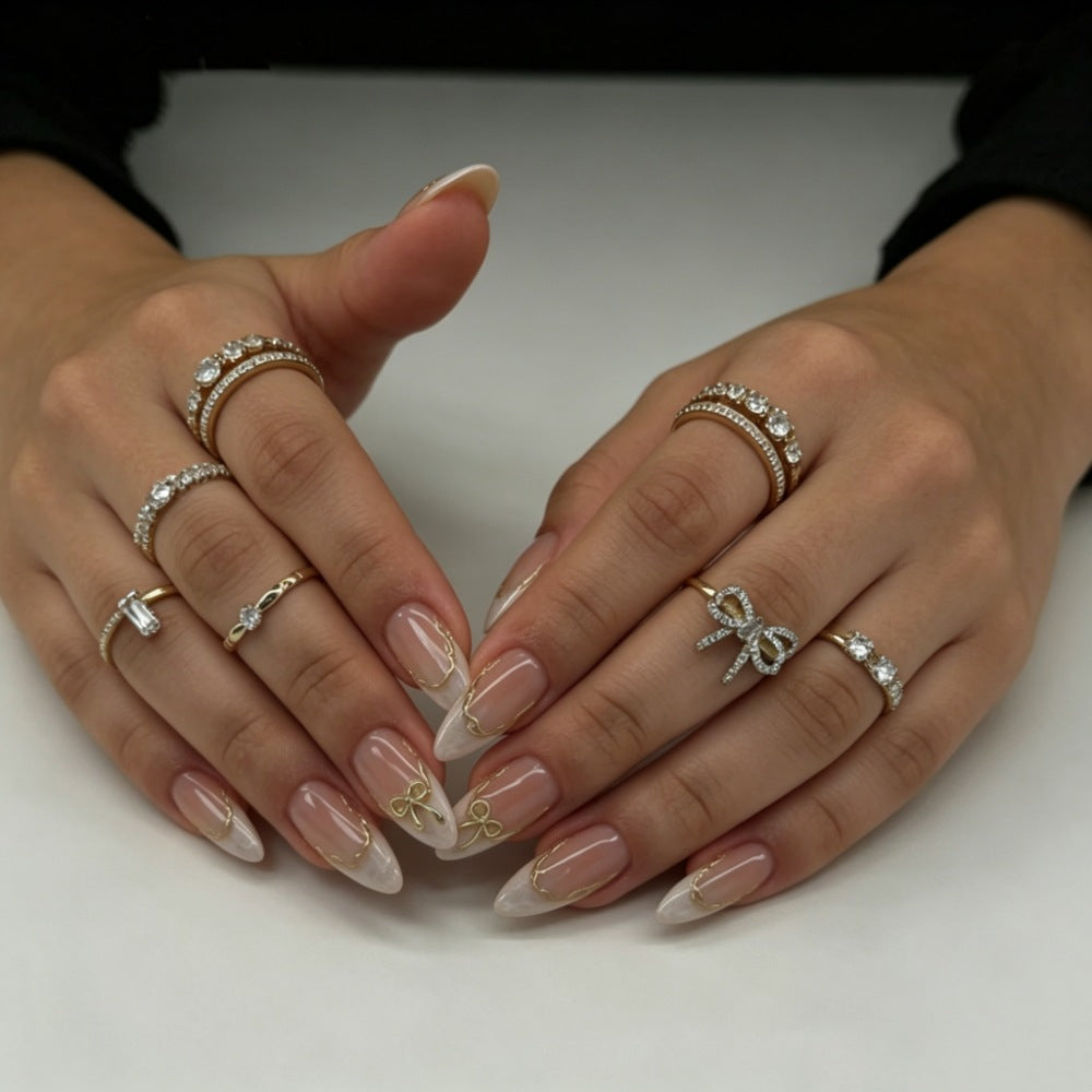 Elegantes Press-On-Nagelset mit goldenen Akzenten Brehn