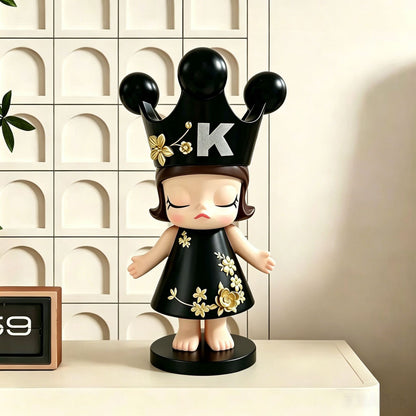 Dekorative gekrönte Puppenfigur zur Heimdekoration