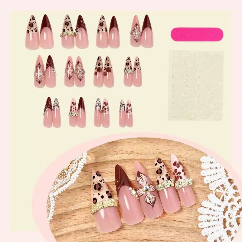 Ausgefallene Stiletto-Nagelkunstverlängerungen Brehn