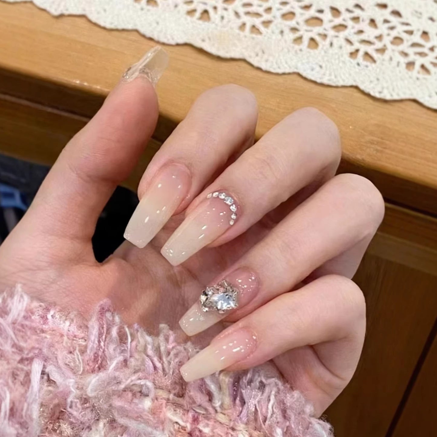 Luxuriöse mit Kristallen verzierte Press-On Nagelkunst Brehn