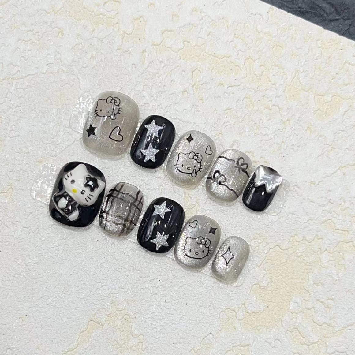 Spaß und verspieltes Press-On Nail Set mit Cartoon-Accents Brehn