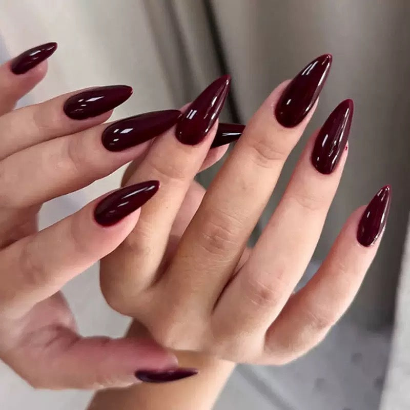 Kunstnagelset mit eleganten spitzen Akzenten Brehn