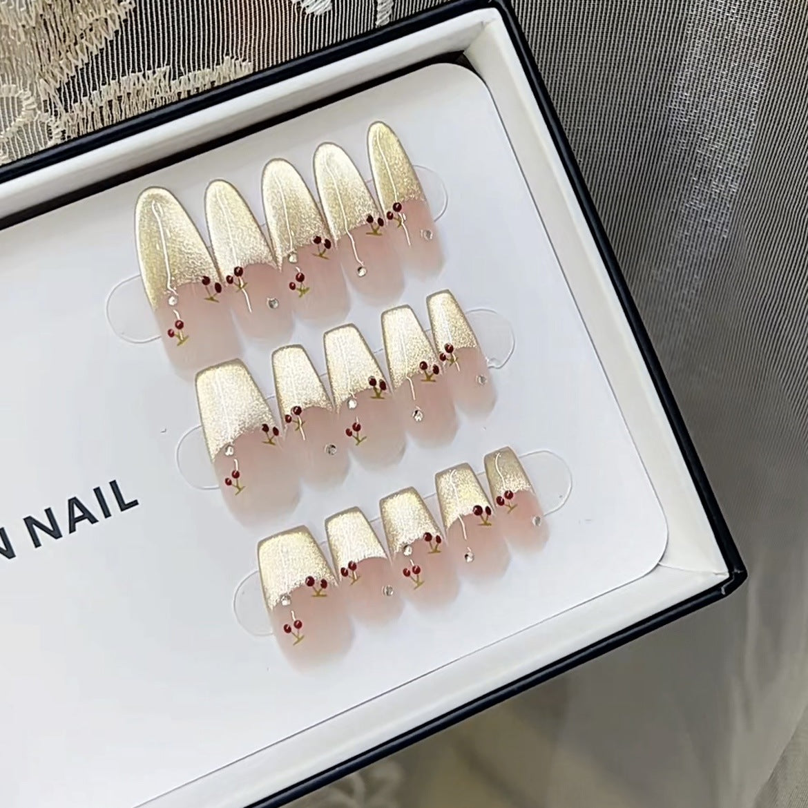 Künstlerisches floral dekoriertes Press-On Nagelset Brehn