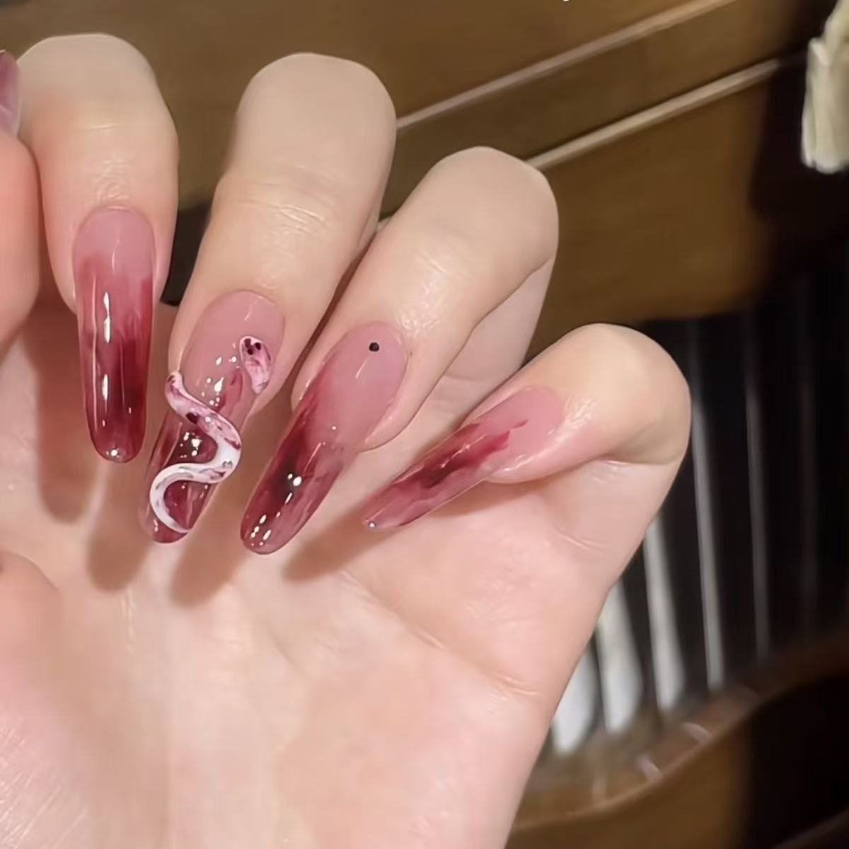 Künstlerische lange Stiletto-Nagelerweiterungen
