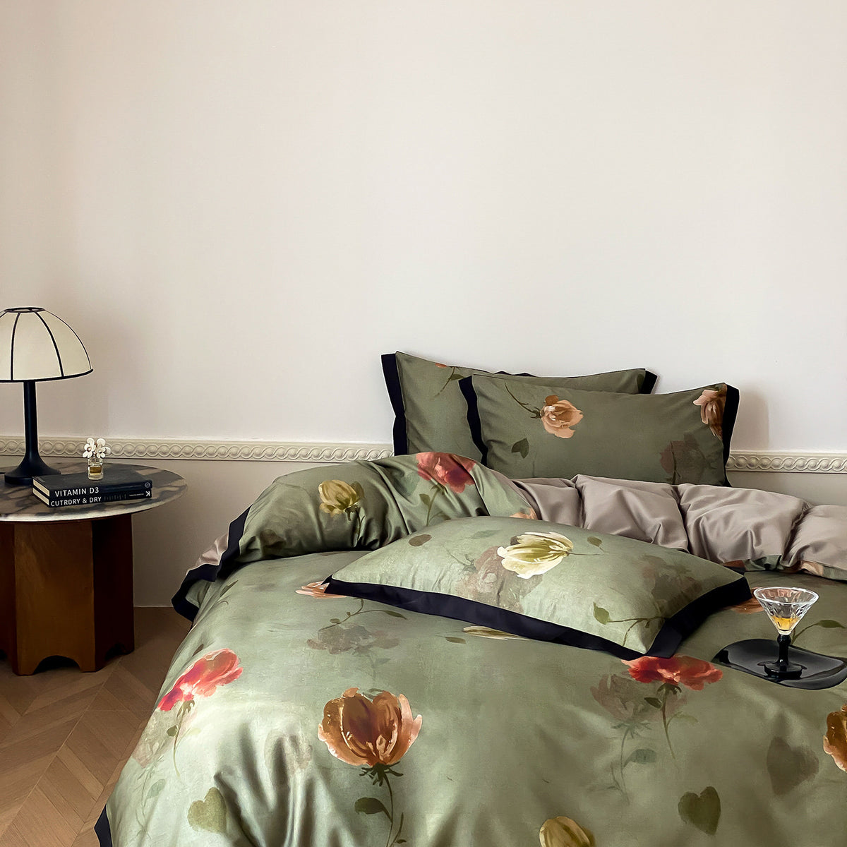 Satin-Bettwäschegarnitur mit großflächigem Aquarellblüten-Print und feiner Kantenpaspel