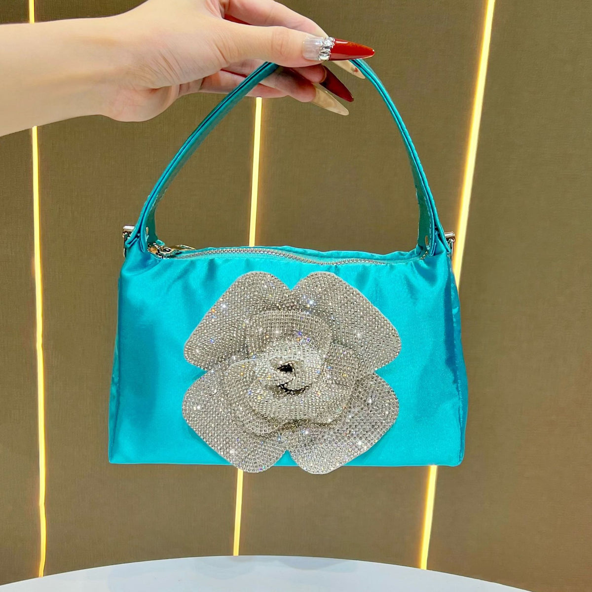 Blumenverzierter Handtasche
