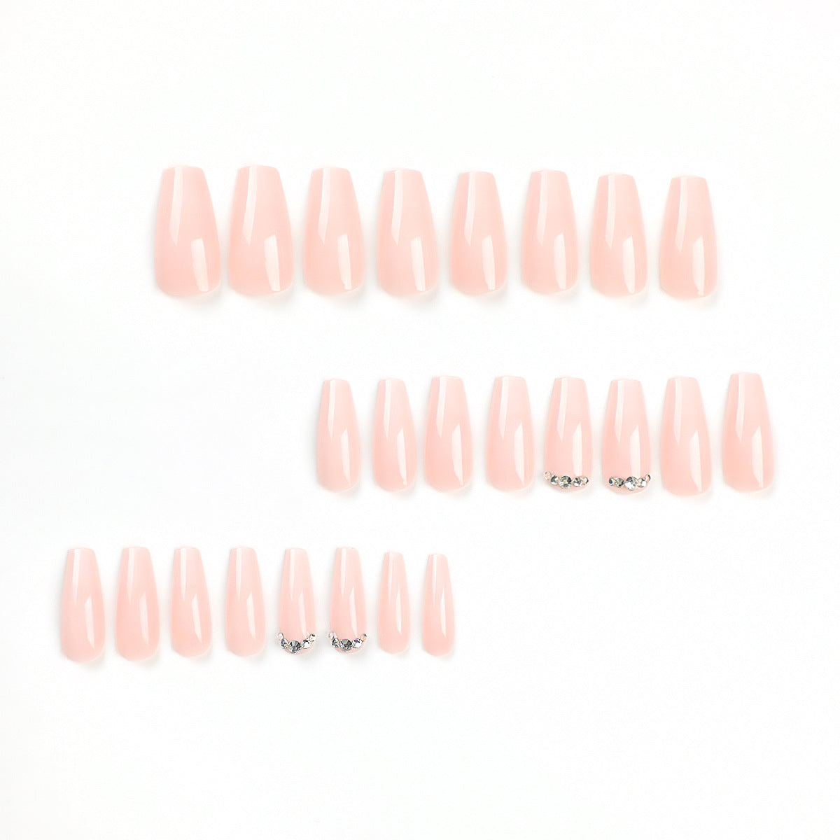 Kunstvolle Nagelverlängerungen mit elegantem Ombre-Design und Strass-Akzenten Brehn
