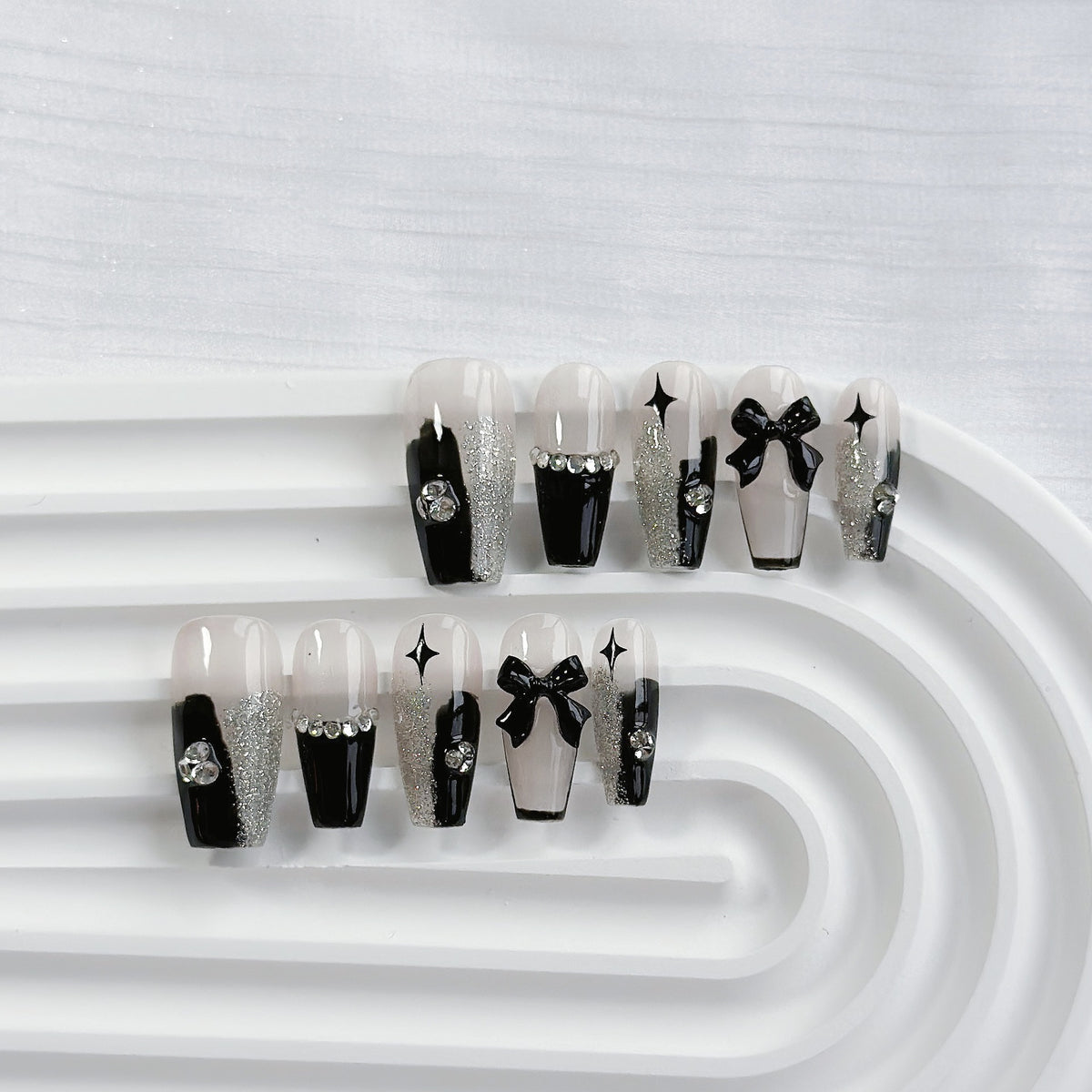 Künstlerisches Press-On Nagelkunstset mit Herz- und himmlischen Designs