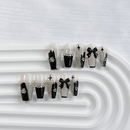 Künstlerisches Press-On Nagelkunstset mit Herz- und himmlischen Designs