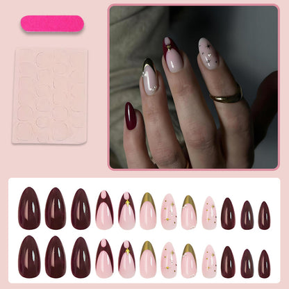 Kunstnagelset mit glamourösen Designelementen und eleganten Akzenten Brehn
