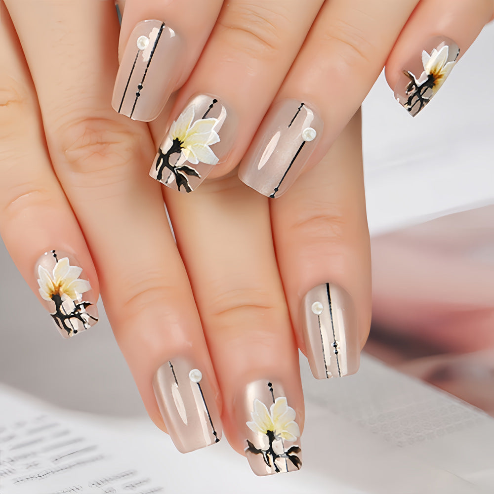 Elegante Kunstnägel mit floralen Akzenten Brehn