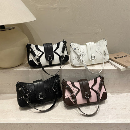 Nietenverzierte Handtasche