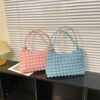 Texturierte handgefertigte Schultertasche