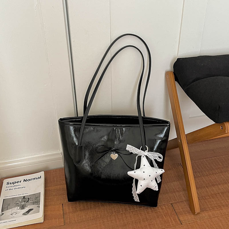 Glänzende Tote Bag mit Herz-Anhänger