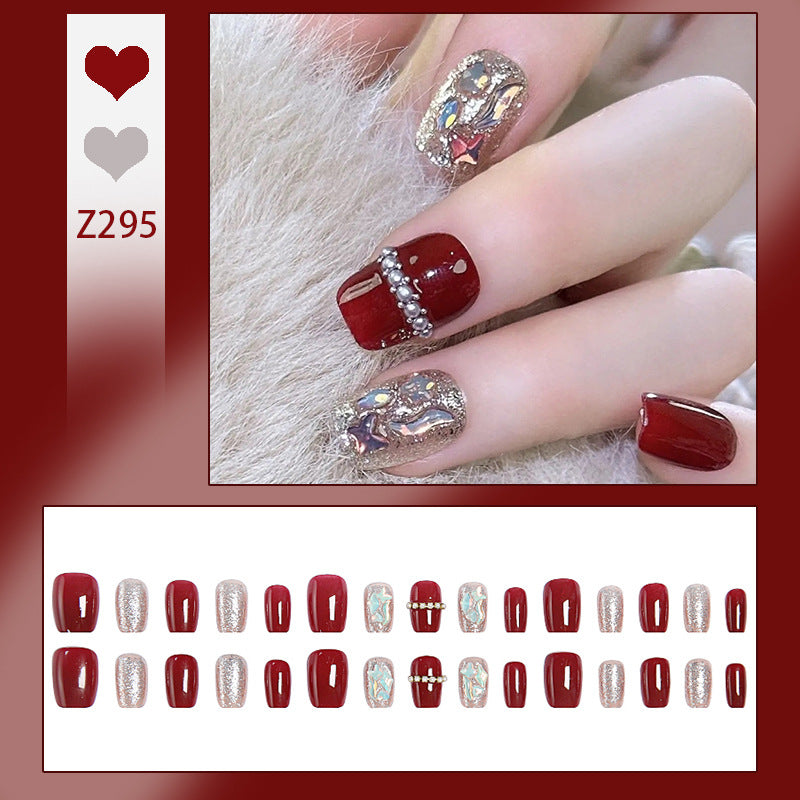 Glamouröses Kunstnagelset mit funkelnden 3D-Applikationen und edlen Verzierungen Brehn