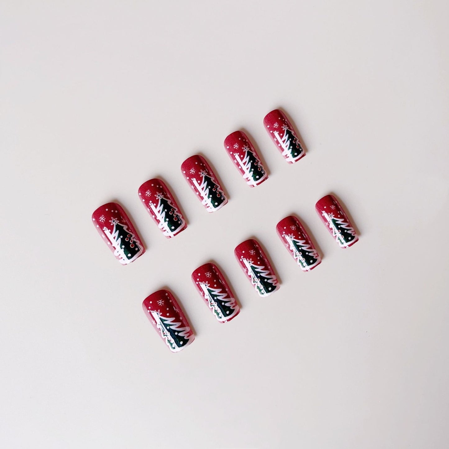 Kunstnagelset mit festlicher Weihnachtsmotiven und Glitzerakzenten Brehn