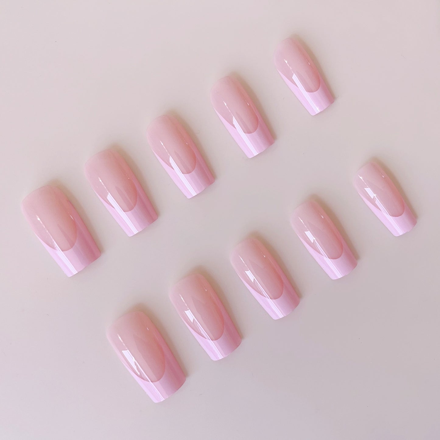 Kunstnagelset mit modernen French Spitzen und eleganten Akzenten Brehn